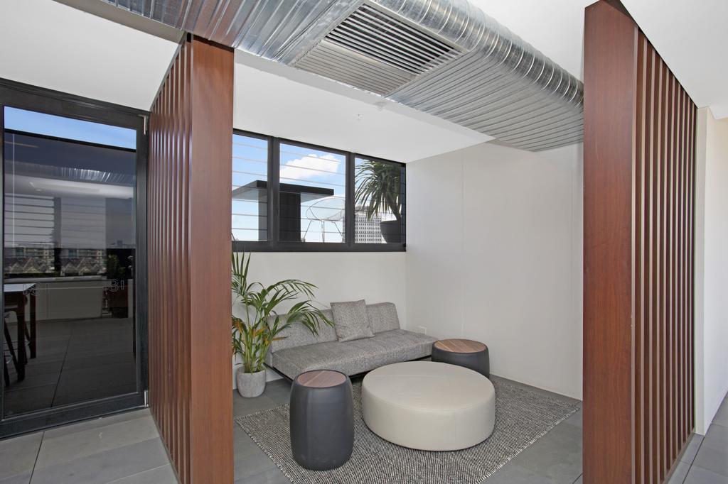 Appartamento ☆ Heart Of St Kilda ☆ Infinity Pool+Parking+Wifi Melbourne Esterno foto