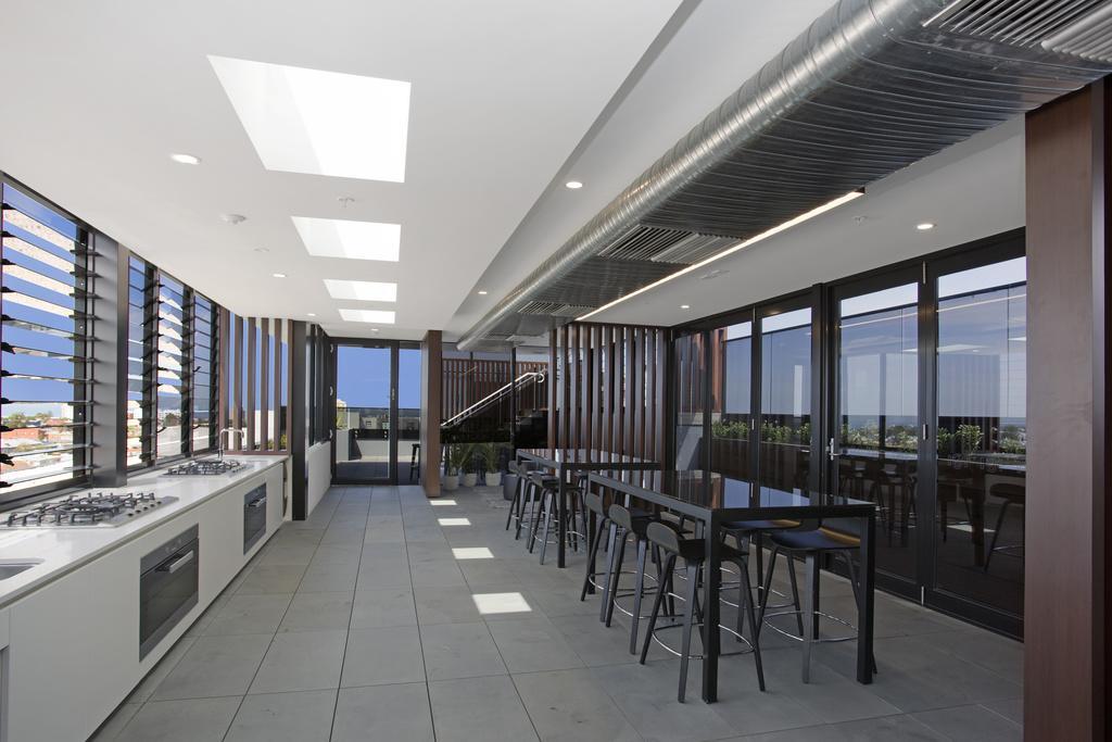 Appartamento ☆ Heart Of St Kilda ☆ Infinity Pool+Parking+Wifi Melbourne Esterno foto
