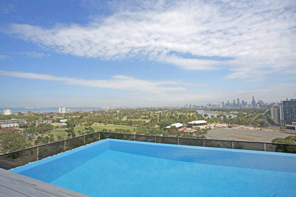 Appartamento ☆ Heart Of St Kilda ☆ Infinity Pool+Parking+Wifi Melbourne Esterno foto